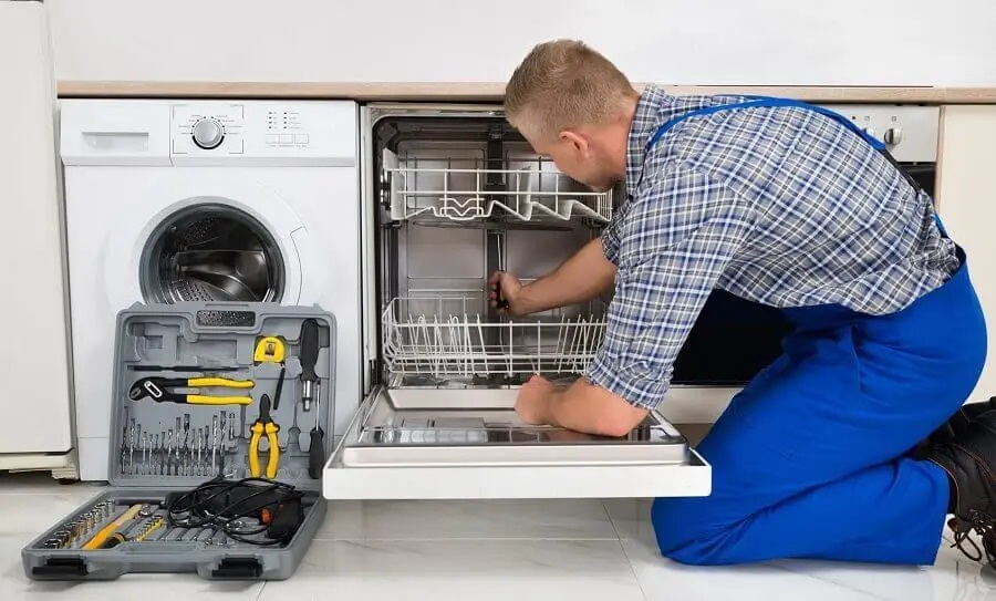Evren Hotpoint servisi teknisyen ekibi beyaz eşya tamiri yaparken